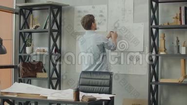 时尚的办公室阁楼风格。 商人在墙上做笔记。 商业理念，思维设计，思维导图.. 设计师